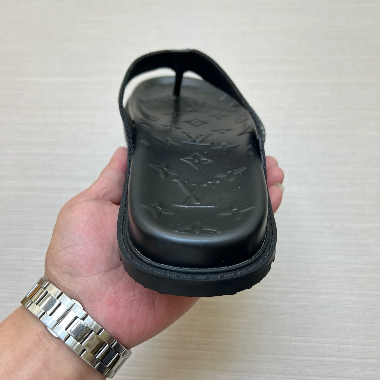 P270🏆Louis Vuitton 🏆[Louis Vuitton] Spring/Summer 2025 [Men's Flip Flops] 🎯🎯As an active family in the fashion industry ⭐ Lv is characterized by bold innovation ⚡Create this casual business style for Chinese fashionable men ✨The fabric is made of imported high-grade cowhide 🔥 Clean and neat ⚡Fashionable and elegant🌹Breathable, sweat-absorbent and deodorant👈So luxurious, high-end and domineering. 👍Must be sold if you repost the picture. Number of yards: 38--46. Color: 🎉 For large quantities. Welcome to repost.